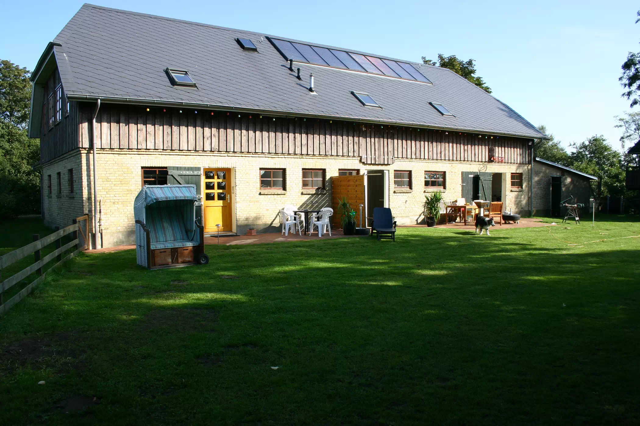 Terrasse mit Holzmoebeln und Himmelblick