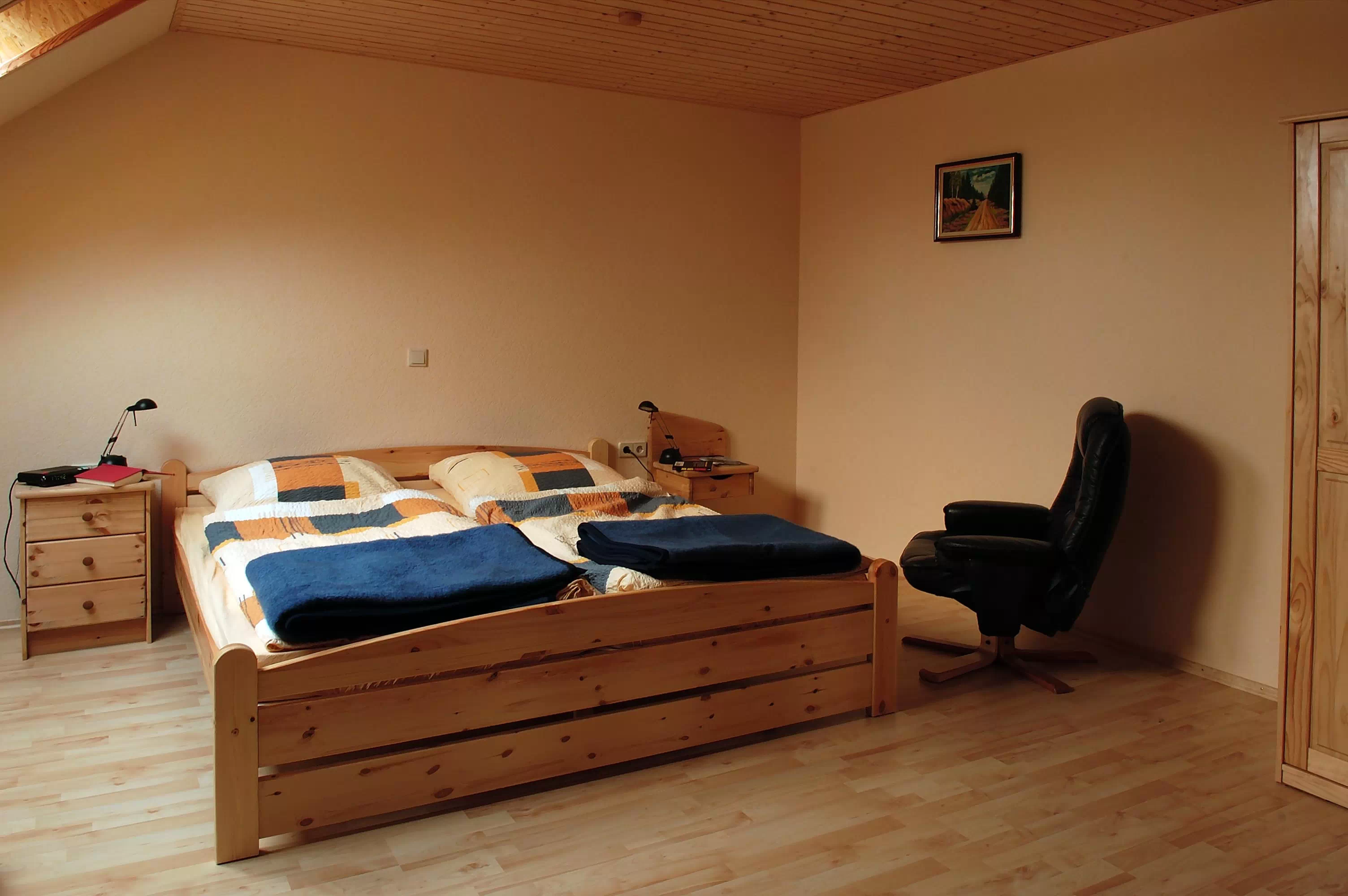 Das große Zimmer (25qm) besitzt ein großes Doppelbett (evtl. ist hier Platz für ein Kinderbett oder weitere Schlafgelegenheiten) 