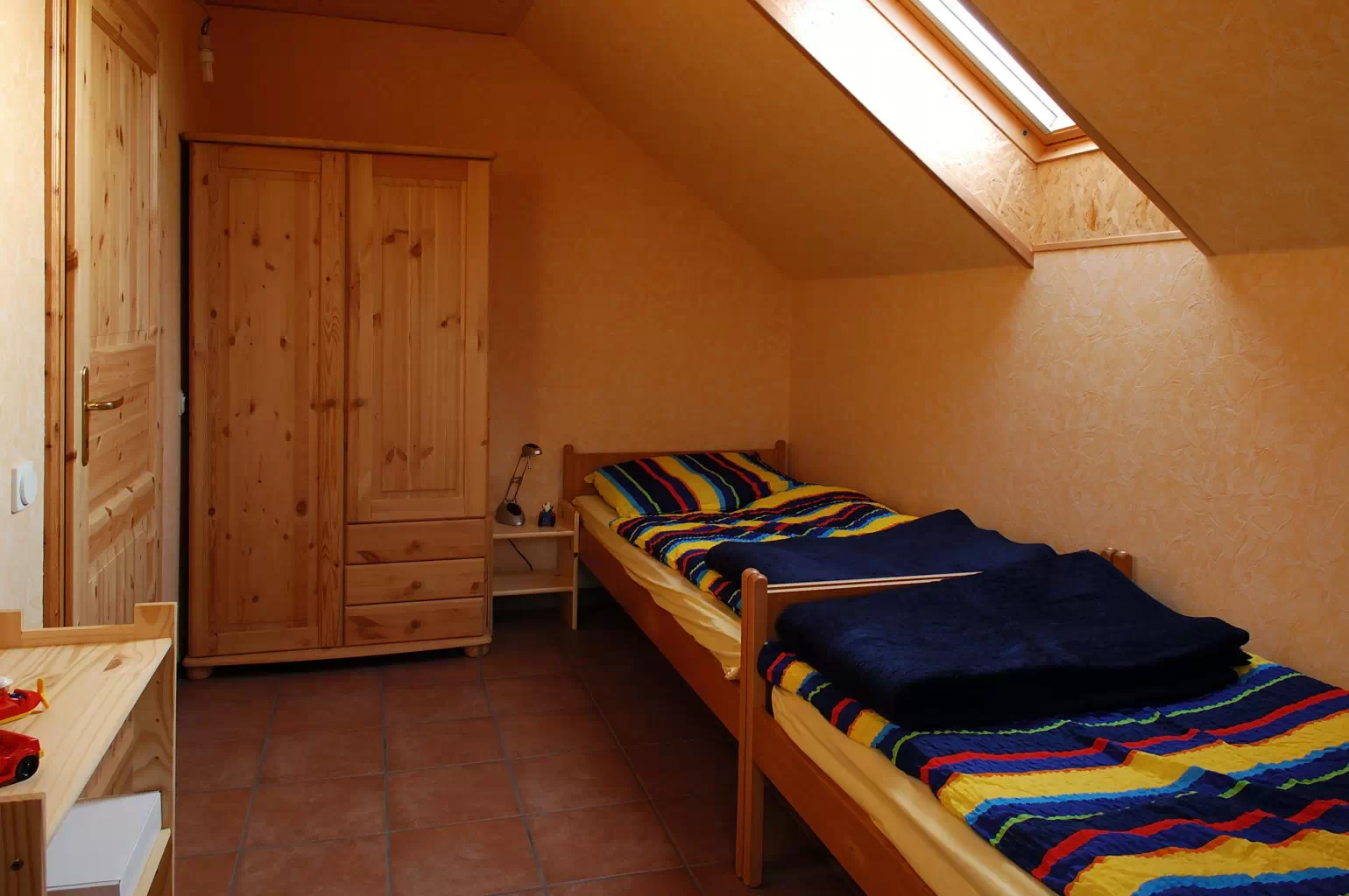 Das kleine Zimmer (25qm) besitzt 2 Schlafplätze und eine große Menge an Kinderspielzeug 