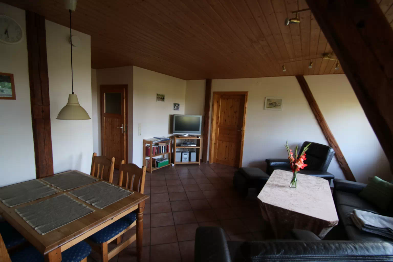 Eine moderen Wohnküche mit Geschirrspüler und Gefrierschrank. 